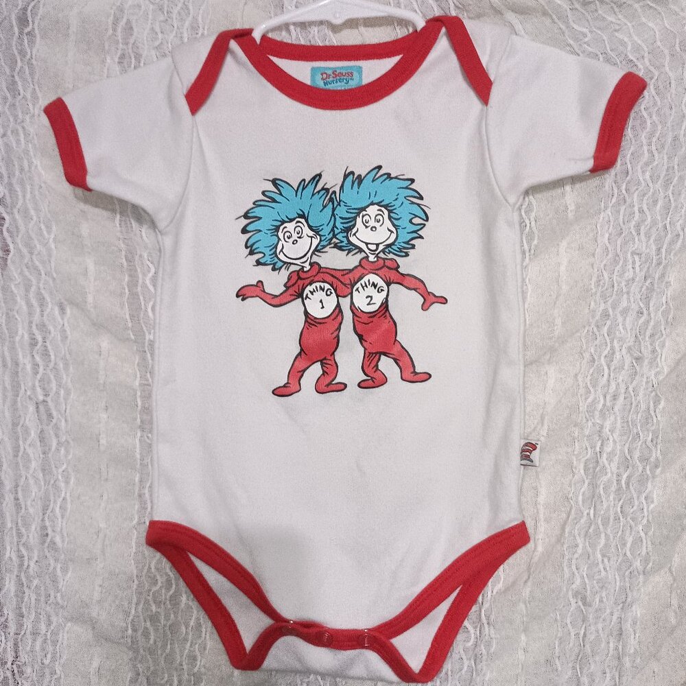 Dr Suess Nursery 9m white/red accents